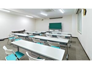 函館市にあるHotel New Ohte - Vacation STAY 32393vの空き教室(テーブル、椅子、スクリーン付)