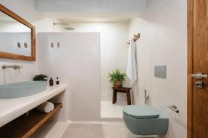 Un baño con un inodoro azul y un lavabo. en Chic Elysium - Nirvana, en Naxos Chora 41 fotos más
