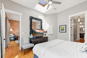 Giường trong phòng chung tại Unit 201 - The Lofts at Church St +10 ảnh