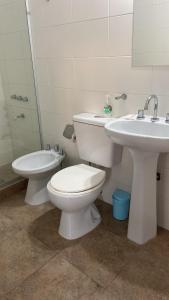un baño con inodoro y lavabo en Soya departamentos A, en Junín