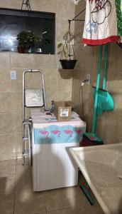 Zimmer mit einem Tisch und einer Schachtel darauf in der Unterkunft Apartmento São João in Campina Grande