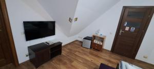 Televízia a/alebo spoločenská miestnosť v ubytovaní Leśny Dworek - Apartamenty SUPER z TV i salonem kominkowym