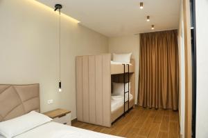 Habitación pequeña con 1 cama y 1 litera en Kalpazo Hotel Tommy Durres, en ((Bishtkamzë )) 158 fotos más