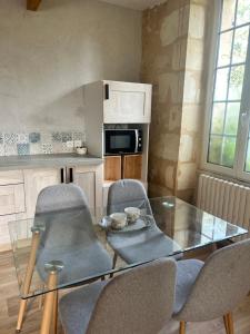Η κουζίνα ή μικρή κουζίνα στο Maisonnette avec terrasse de la Bellue +16 φωτογραφίες