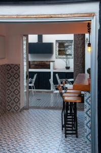 an open patio door with a table and chairs at Tremo Patio Bellavista in Santiago