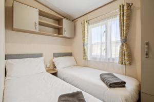 Ένα ή περισσότερα κρεβάτια σε δωμάτιο στο Maple - Near Folly Farm Cosy Retreat