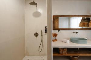 纳克索乔拉Chic Elysium - Felicity的浴室里有洗手池和镜子 更多43张照片