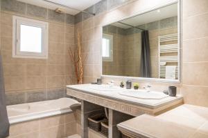 a bathroom with two sinks and a tub and a mirror at Jolie maison LE TEICH bassin Park/wifi in Le Teich +54 photos