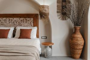 纳克索乔拉Chic Elysium - Felicity的一间卧室配有一张床和两件大花瓶