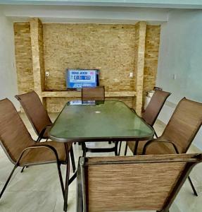a table and chairs in a room with a computer at Quinta Colinas Oaxtepec in Oaxtepec
