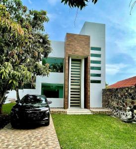 a black car parked in front of a house at Quinta Colinas Oaxtepec in Oaxtepec