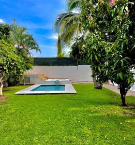 a swimming pool in the middle of a yard at Quinta Colinas Oaxtepec in Oaxtepec