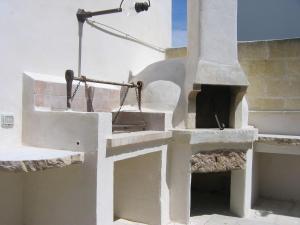 a stone oven on the side of a building at Villa Colittacarrafa in Galatone