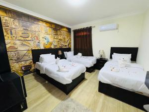 Voodi või voodid majutusasutuse Phoenix Pyramids View Inn toas