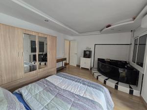 a bedroom with a large bed and a television at Excelente Apartamento de Lujo in Calafell