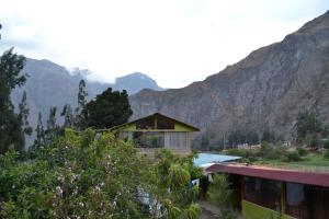 ein Haus inmitten eines Berges in der Unterkunft Cabaña rodeada de naturaleza en Ollantaytambo in Ollantaytambo