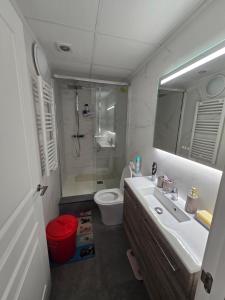 Ένα μπάνιο στο Excelente Apartamento de Lujo +31 φωτογραφίες