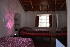 ein Zimmer mit zwei Betten und einem Fenster in der Unterkunft Cabaña rodeada de naturaleza en Ollantaytambo in Ollantaytambo