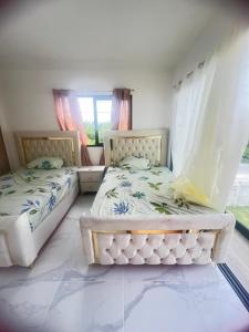 プンタ・カナにあるVilla Ventura Perezの窓のある部屋にツインベッドが2台