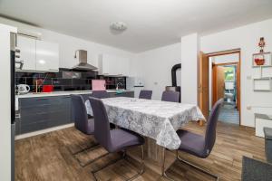 Kuchyň nebo kuchyňský kout v ubytování Apartments Tajci