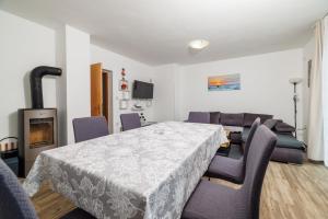 TV a/nebo společenská místnost v ubytování Apartments Tajci