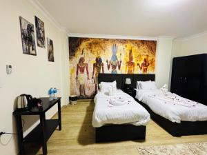 Voodi või voodid majutusasutuse Phoenix Pyramids View Inn toas