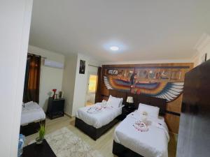 Voodi või voodid majutusasutuse Phoenix Pyramids View Inn toas