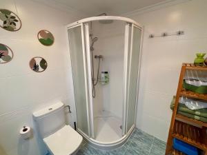 オリーバにあるCASA BAJA OLIVA PLAYAのバスルーム(シャワーブース、トイレ付) +15枚の写真