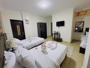 Voodi või voodid majutusasutuse Phoenix Pyramids View Inn toas