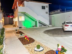 uma casa com um carro estacionado numa garagem em Vila Imper Host Balsas- Apês com Wi-fi I A/C a 3 min. do Mix Mateus em Balsas