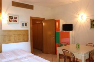 a room with a table and a bed and a kitchen at Monika Holiday 619 Green Garda Lake in Garda