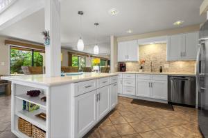 A kitchen or kitchenette at Stunning Koa Resort 3bd Villa with private Jet Spa