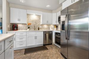 A kitchen or kitchenette at Stunning Koa Resort 3bd Villa with private Jet Spa Még 57 kép