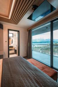 una camera da letto con un letto e una grande finestra di Casa Calypso a Novigrad (Cittanova)