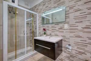 Koupelna v ubytování Sliema Spacious Apartment + 23 fotografií