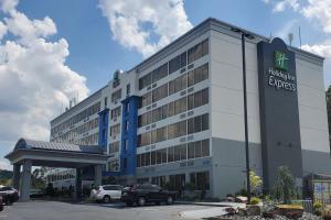 a large building with cars parked in a parking lot at Holiday Inn Express - Atlanta-Kennesaw by IHG in Kennesaw