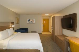 Μια τηλεόραση ή/και κέντρο ψυχαγωγίας στο Holiday Inn Express & Suites Alliance by IHG