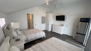 TV a/nebo společenská místnost v ubytování Driftwood Motel