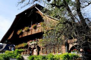 un edificio con fioriere sul lato di esso di Hotel Restaurant Hirschen a Interlaken