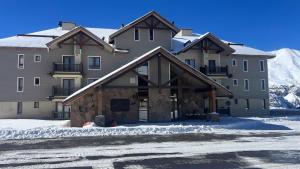 Το κτήριο όπου στεγάζεται  το διαμέρισμα +2 φωτογραφίες