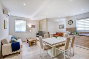 Posezení v ubytování Sliema Spacious Apartment