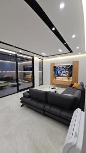 Χώρος καθιστικού στο Aventus Luxury Villa