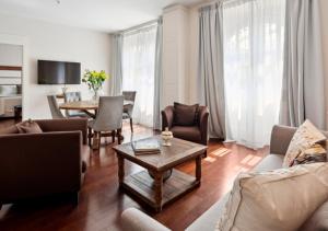 een woonkamer met een bank en een tafel bij Central Hotel Panama Casco Viejo in Panama-Stad