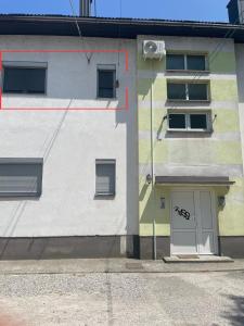 Το κτήριο όπου στεγάζεται  το διαμέρισμα