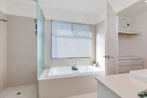 Ένα μπάνιο στο The Heights at Karrinyup +39 φωτογραφίες