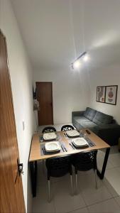 a living room with a table and a couch at Apto inteiro no centro de caruaru para 2 pessoas in Caruaru