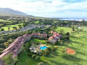 una vista aerea di un resort con parco di KBM Resorts FREE CAR Kaanapali Royal Ocean view Stunning Remodeled 2-Bedroom Villa at Kaanapali Royal KRO-L201 a Lahaina