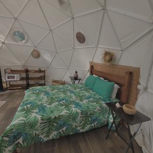 Postel nebo postele na pokoji v ubytování Cocolhu Treehouse & Ocean View