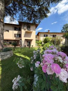 a bunch of flowers in front of a building at Villa Casavecchia Caselli in Dicomano