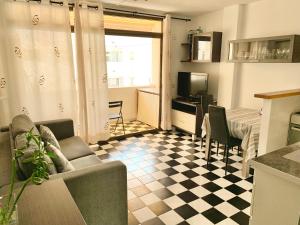 Μια τηλεόραση ή/και κέντρο ψυχαγωγίας στο Apartamentos Carlos & Carmen a Es Pujols